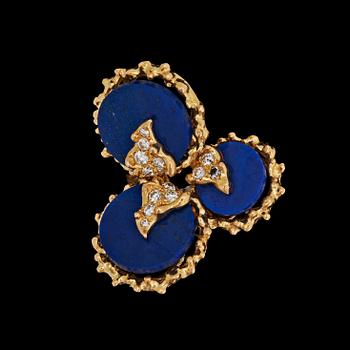 A lapis lasuli ring set with brilliant cut diamonds, total carat weight circa 0.68 ct.