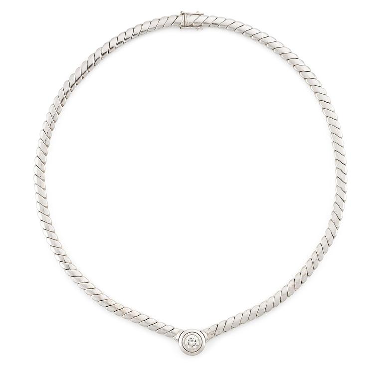 An 18K white gold necklace set with a round brilliant-cut diamond.