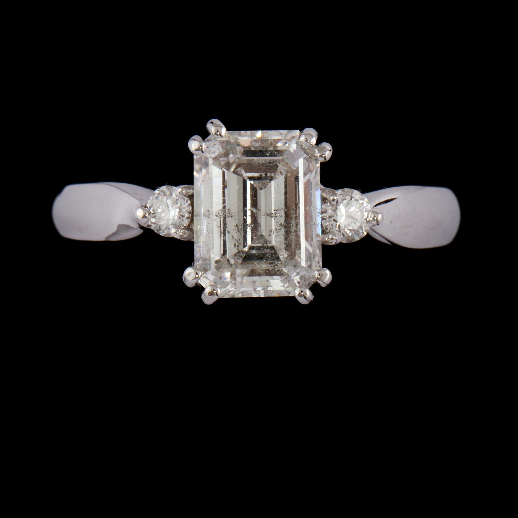 RING, 18K vitguld med smaragdslipad diamant ca 1.65 ct samt 2 små briljantslipade diamanter, Napoli, Italien. Vikt 4,3 g.