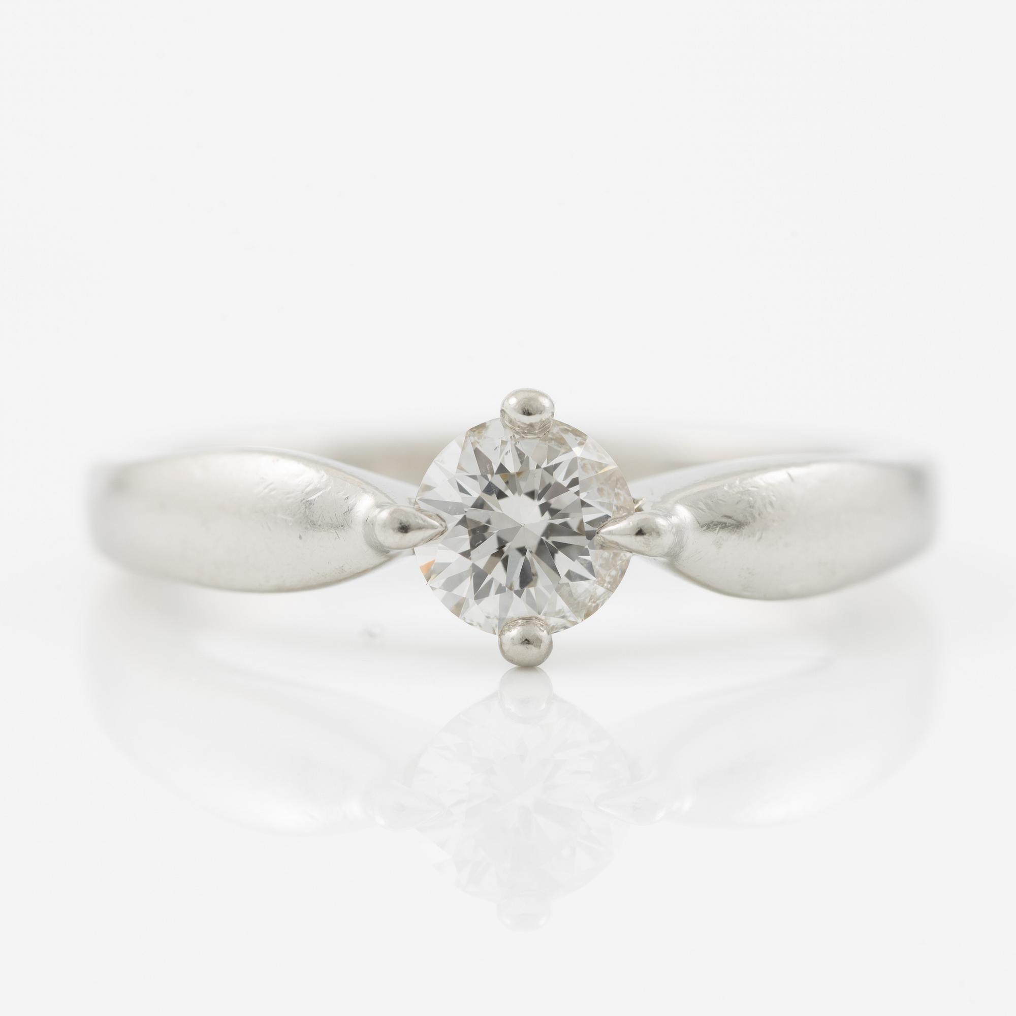 Bulgari, ring, platinum with brilliant-cut diamond.