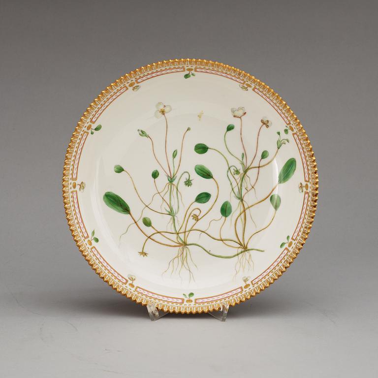 SERVERINGSFAT, fyra stycken samt KAROTT med LOCK, porslin. "Flora Danica", Kunglig Dansk, 1900-tal.