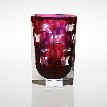 An Olle Alberius  glass vase, Orrefors Gallery 1988.