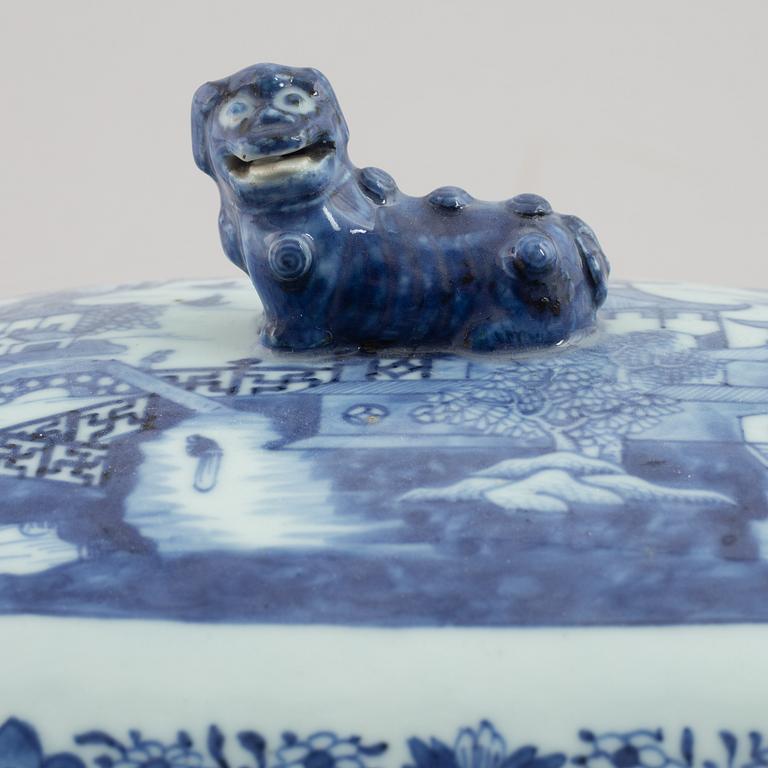 A blue and white tureen with cover and stand, Qing dynasty, Qianlong (1736-95).