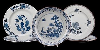 SKÅLFAT SAMT TALLRIKAR, 5 st porslin, Kina, Qianlong, (1736-1795).