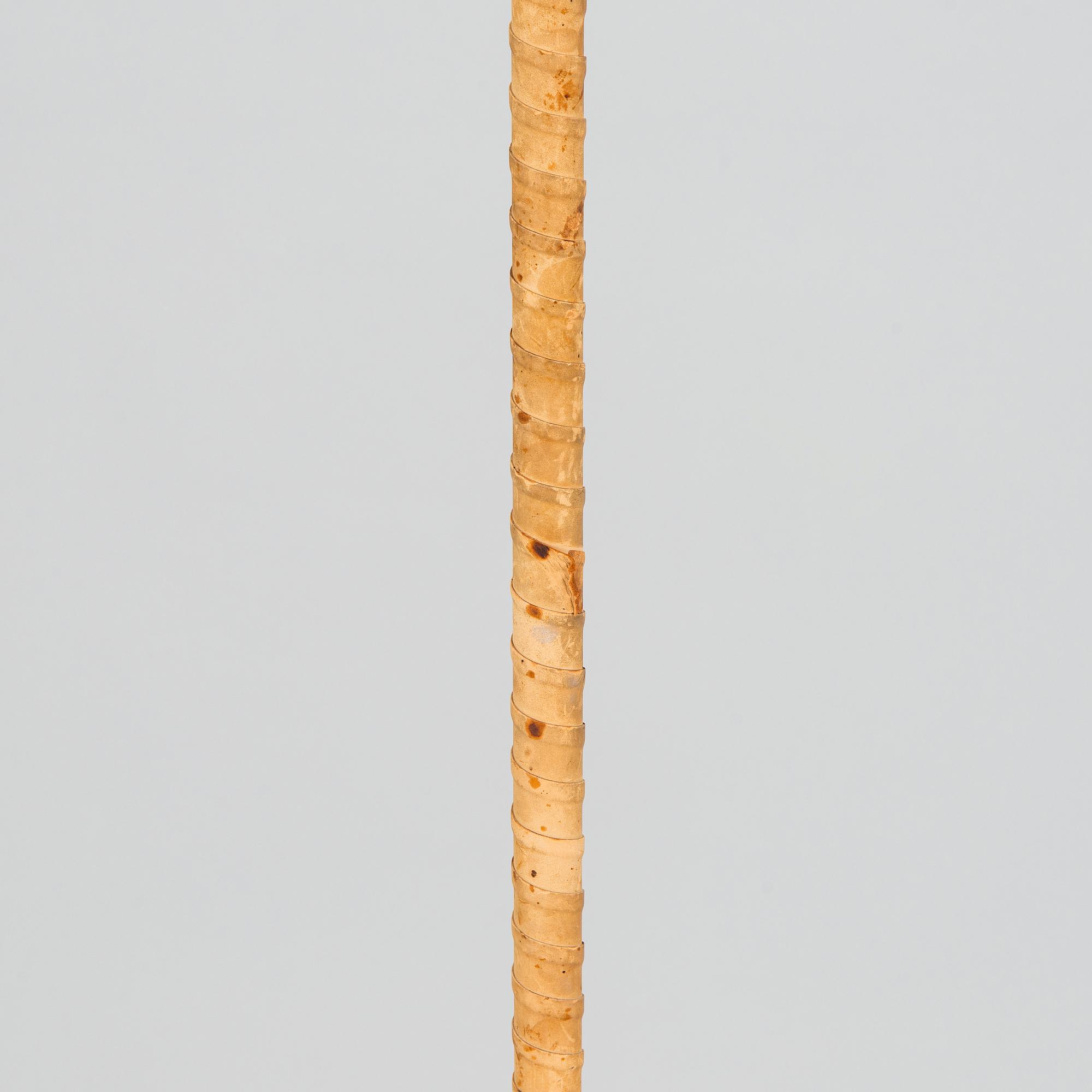 Lisa Johansson-Pape, Lattiavalaisin, Stockmann-Orno, 1900-luvun puoliväli. Korkeus 188 cm.
