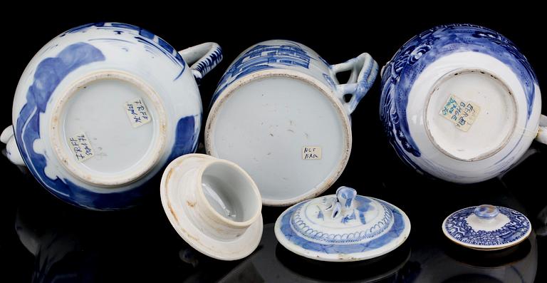 TEKANNOR, 3 st olika, porslin, Jiaqing, Kina 1800-tal.