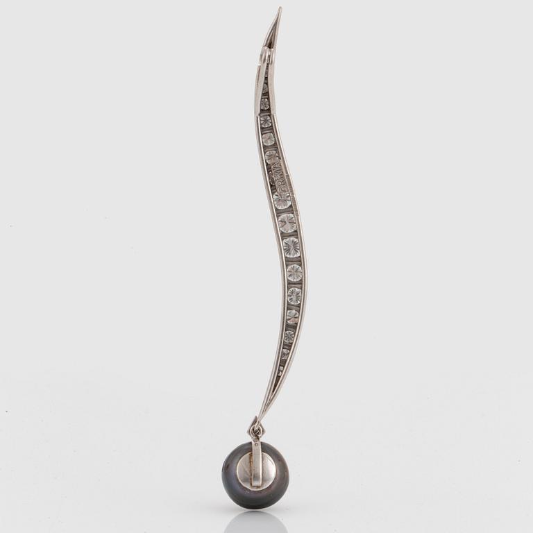 A Grima pendant in 18K white gold.