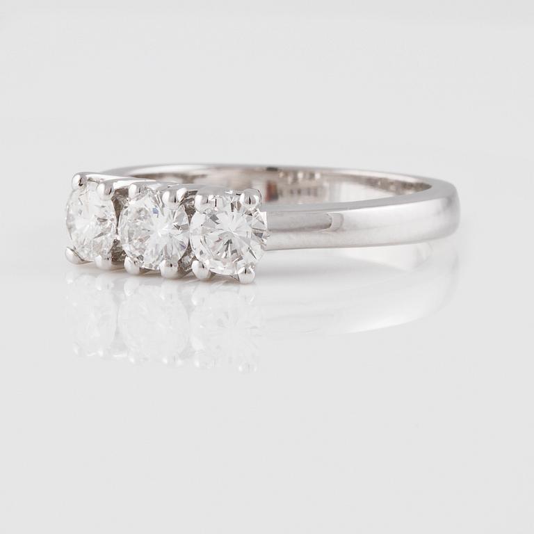 RING, 18K vitguld med briljantslipade diamanter ca 0.78 ct. Vikt 3,8 gram.
