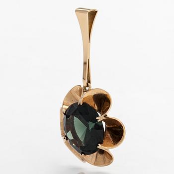 Elis Kauppi, a 14K gold pendant with a synthetic green spinel. Kupittaan Kulta, Turku 1973.