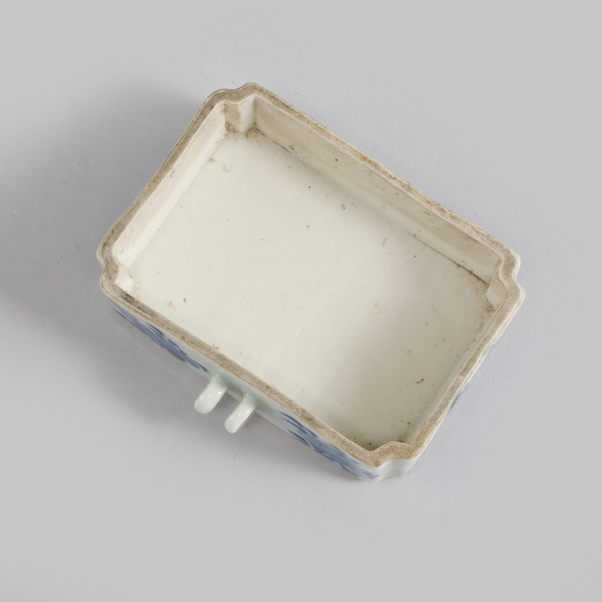 KOPP MED FAT, ett par, porslin, Kina, Kangxi, samt DOSA utan lock, porslin, 1700/1800-tal, Kina.