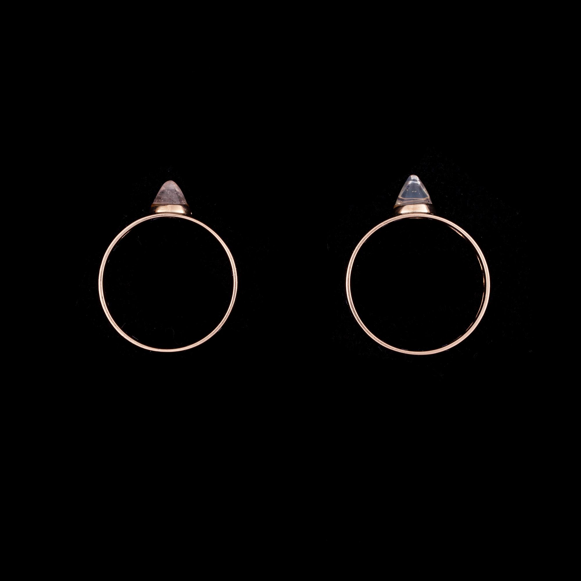 RINGAR, 2 st, guld 14K med rosenkvarts, Elis Kauppi, Kupittaan Kulta, Åbo 1959. Totalvikt 7,3 g.