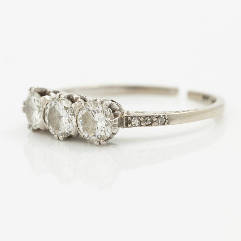 Ring, three-stone ring, 18K white gold set with three brilliant-cut diamonds.