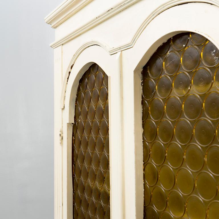 Vitrinskåp modern tillverkning.