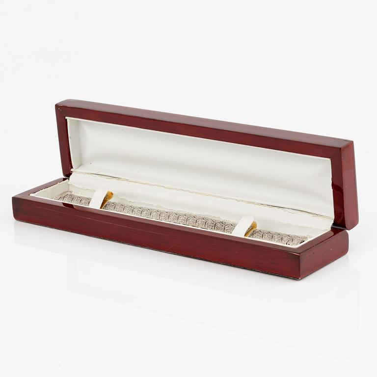 Bracelet, 18K white gold and brilliant-cut diamonds.