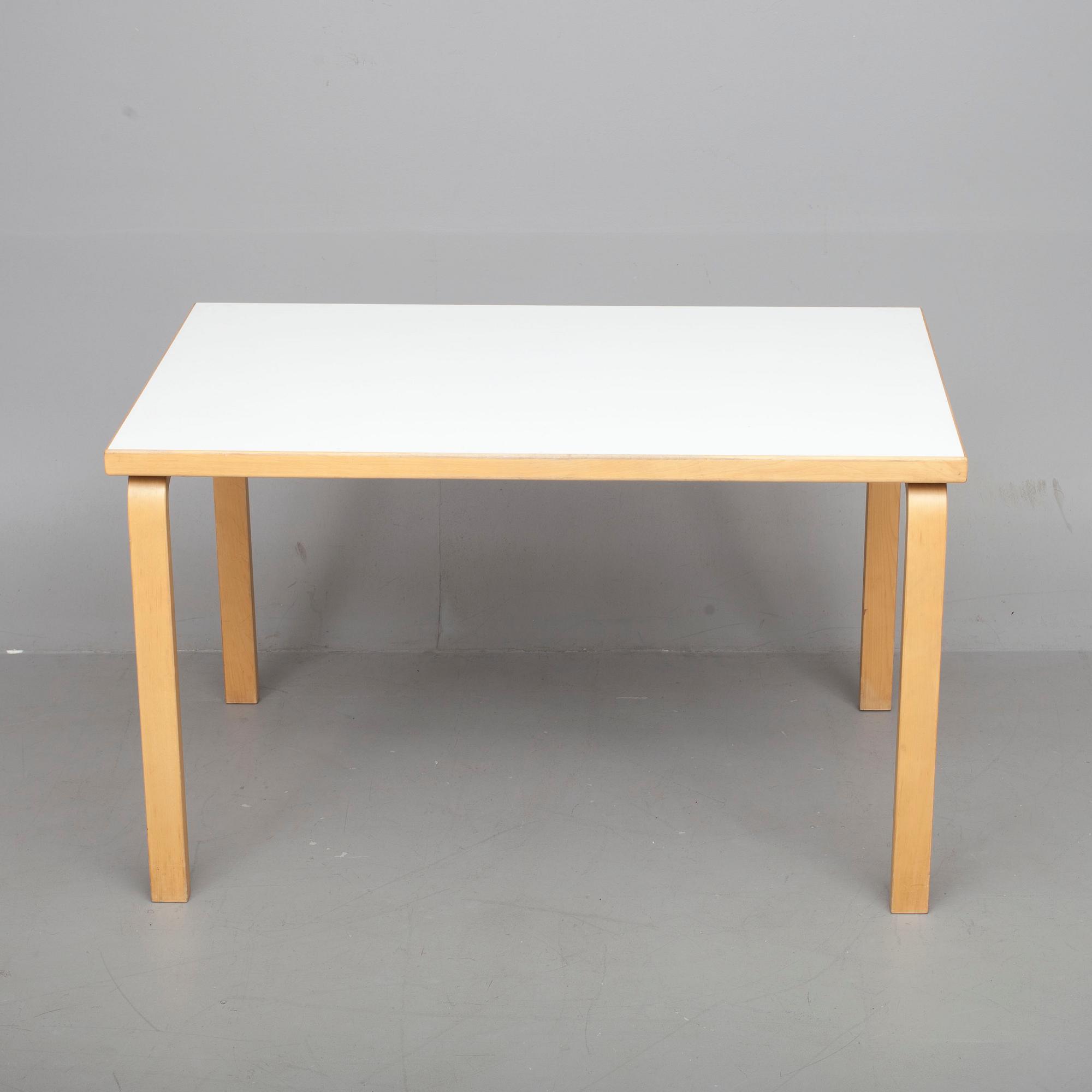 BORD, modell 80A, Alvar Aalto, Artek. 1900-talets senare hälft.