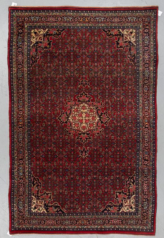 A RUG, an old Bidjar, ca 226 x 144,5-150,5 cm (as well as 1 cm flat weave at the ends).