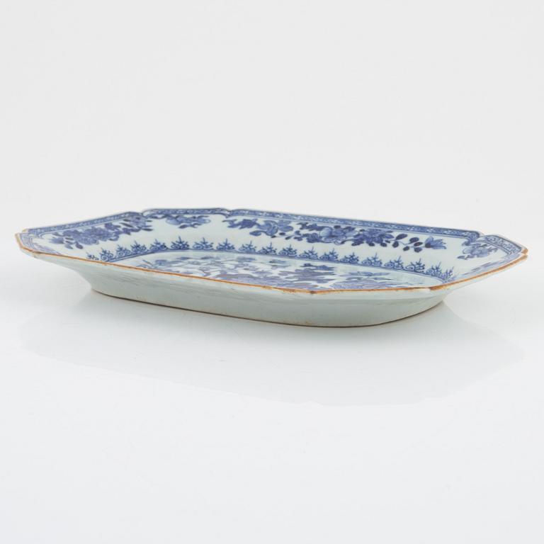 A Chinese blue and white export porcelain serving dish, Qing dynasty, Qianlong (1736-95).