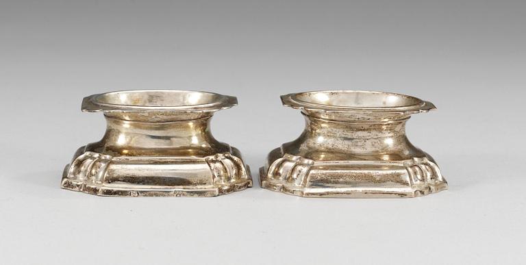 SALTKAR, ett par, silver. Nürnberg 1700-talets förra hälft (1).