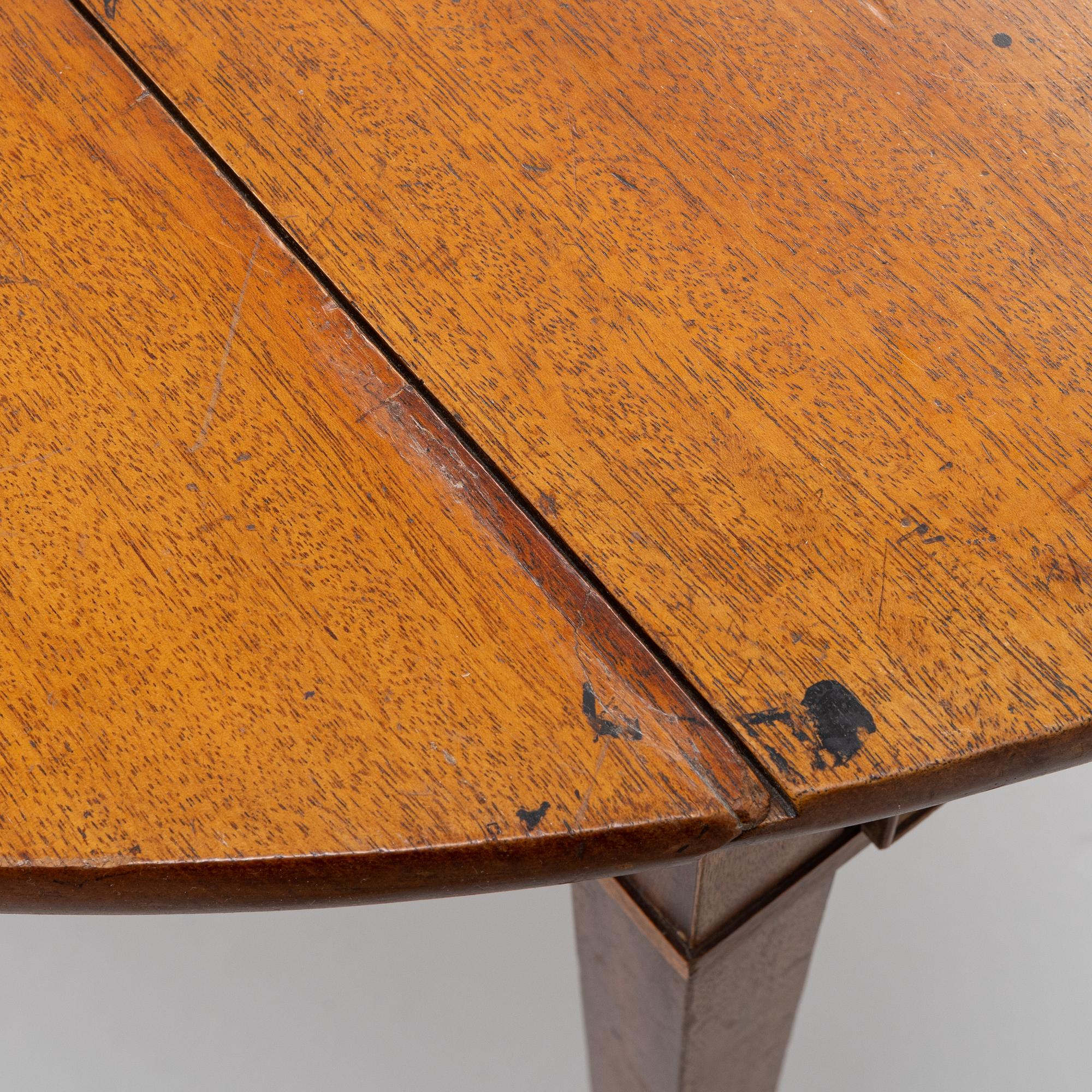 Bord med klaffar, sengustavianskt, omkring år 1800.