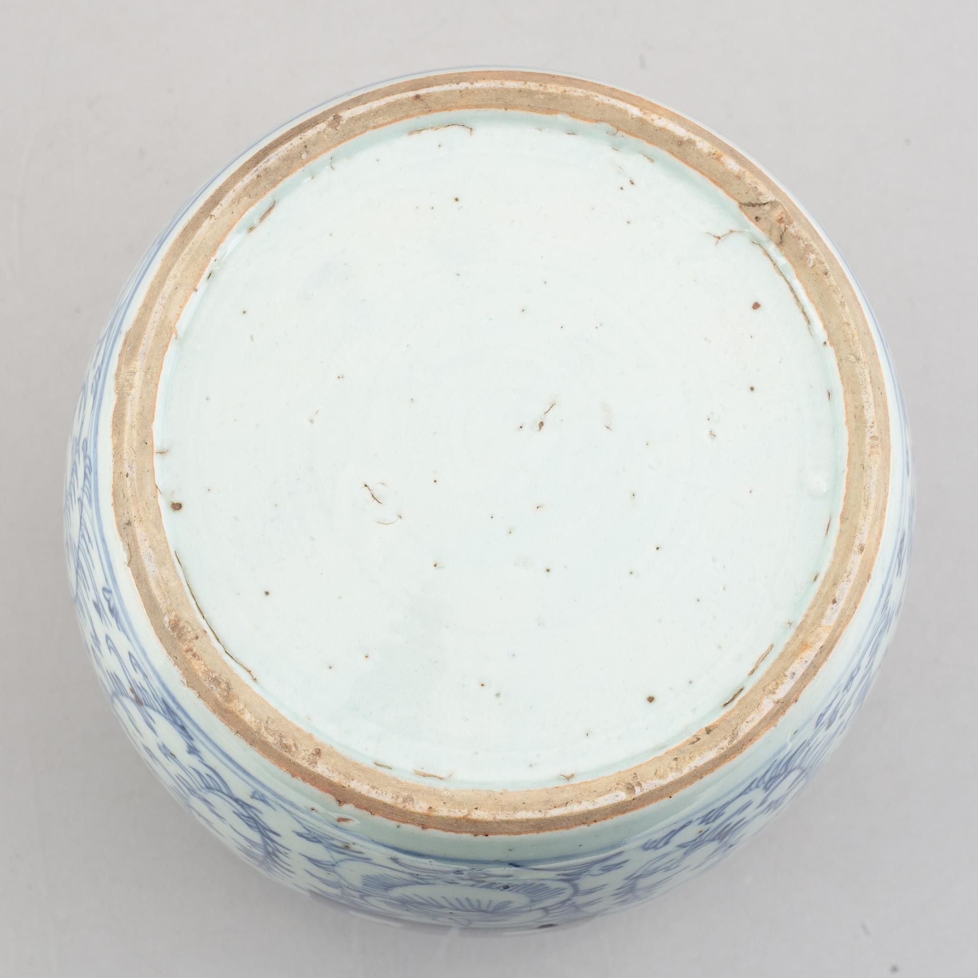 A blue and white pot with cover, Chine, 19th century.