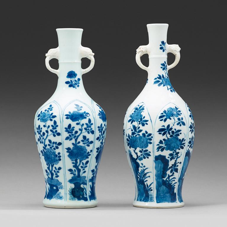 VASER, två stycken, porslin. Qingdynastin, Kangxi (1662-1722).