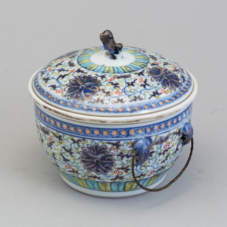 A porcelain box with a lid, China, ca 1900.