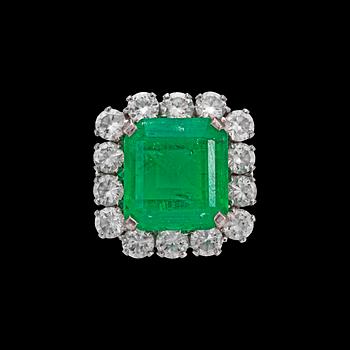 872. A step cut emerald ring, app. 12 cts, and brilliant cut diamonds, tot. app. 3.50 cts.