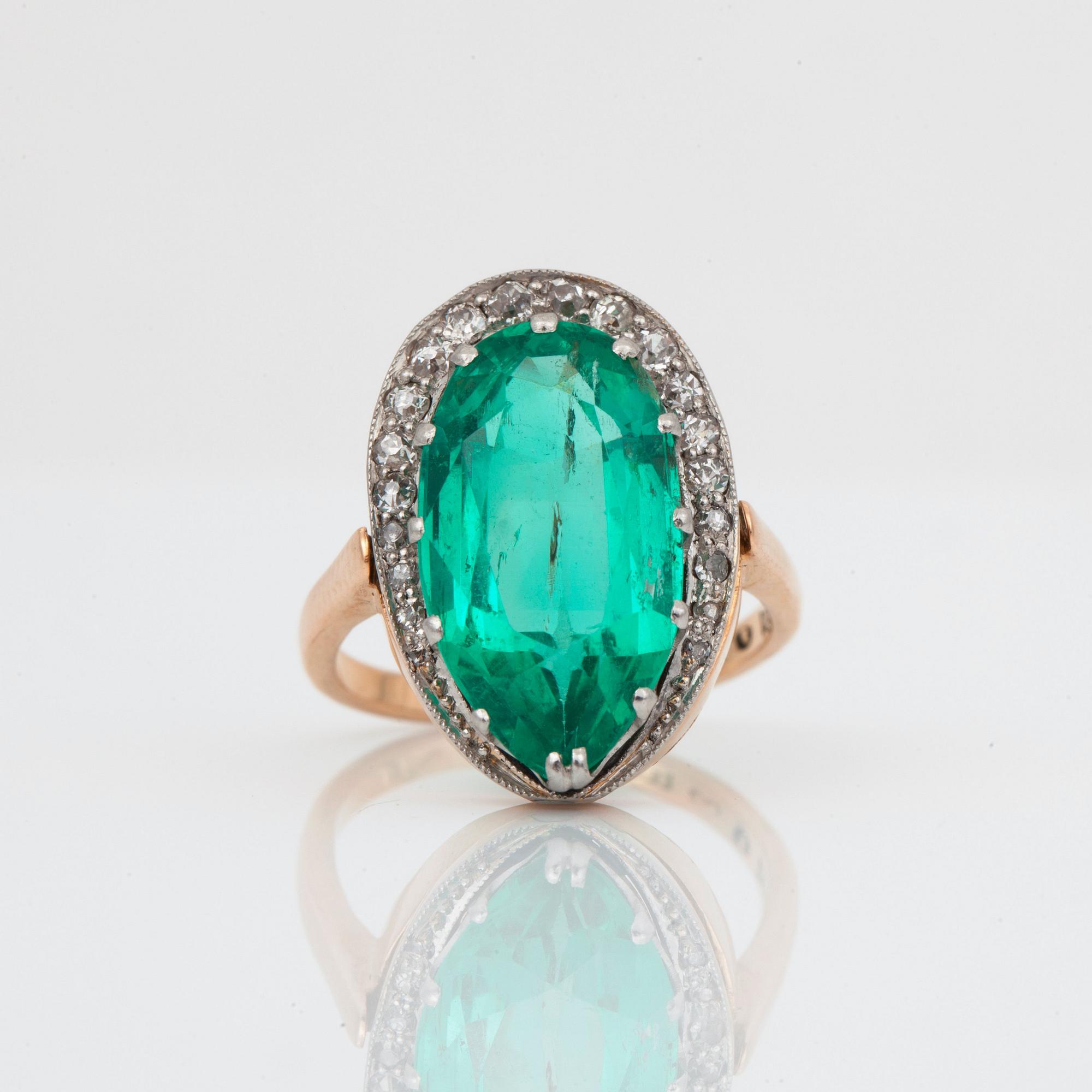 RING/COLLIER med smaragd ca 6.25 ct samt gammalslipade diamanter totalt ca 0.50 ct.