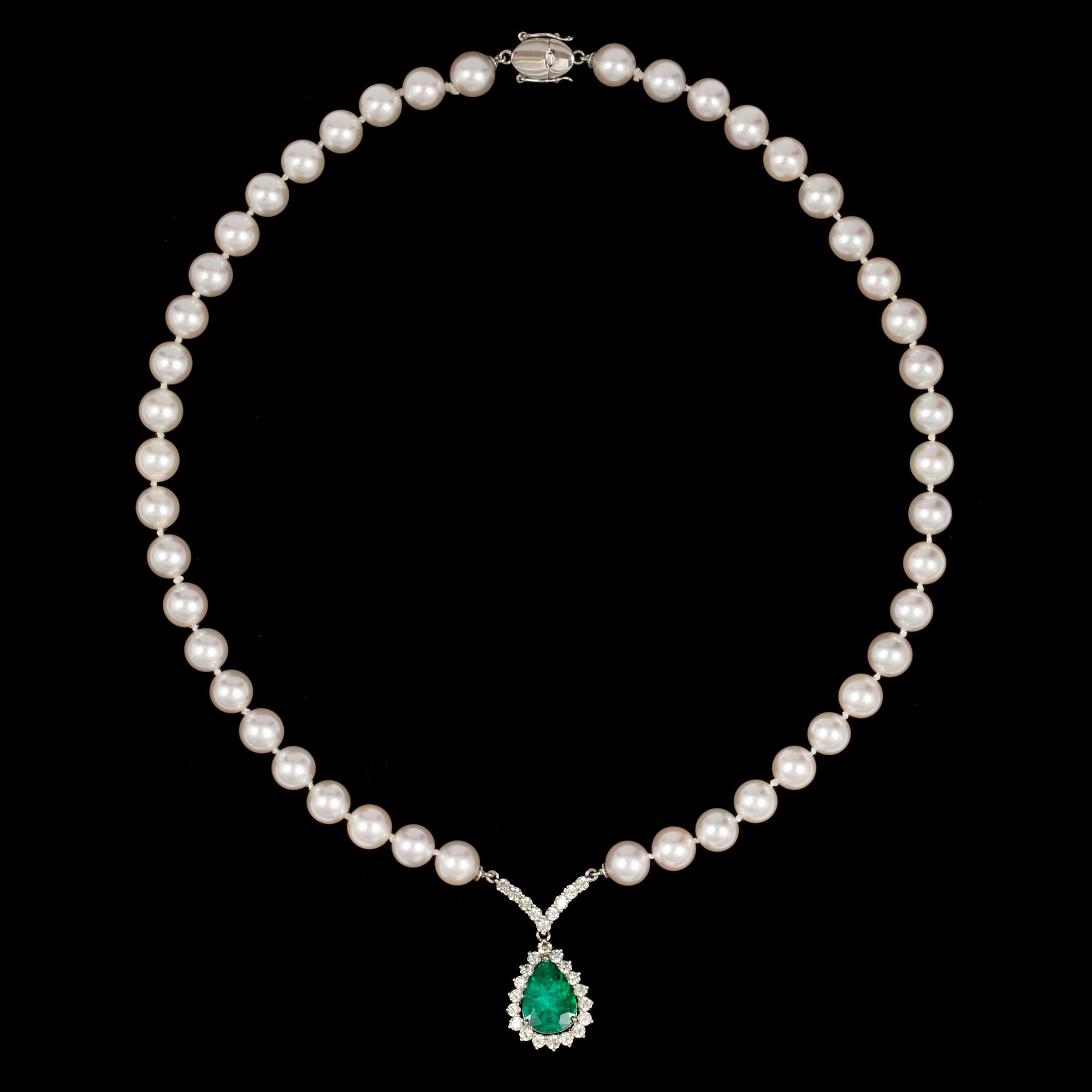 COLLIER, droppformad smaragd, ca 4.75 ct, briljantslipade diamanter, tot. ca 2 ct, samt odlade saltvattenspärlor, 8-8,5.