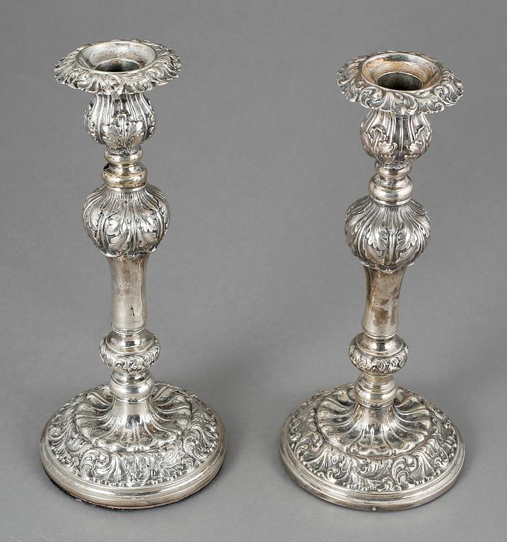 LJUSSTAKAR, ett par, silver, senempire/nyrokoko, ostämplade, 1840-tal.