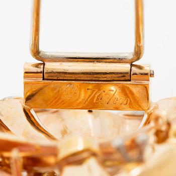 Brosch 18K guld med åttkantslipade diamanter samt safirer.