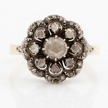 Ring, 18K guld och silver med rosenslipade diamanter, delvis omkring sekelskiftet 1900.