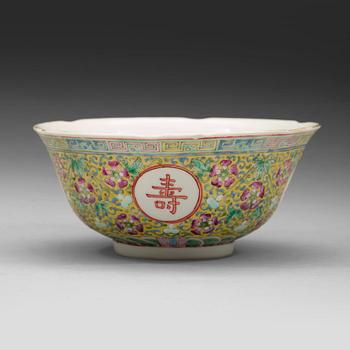 671. A famille rose yellow ground bowl. Late Qing dynasty, circa 1900, with Guangxu's six character mark.