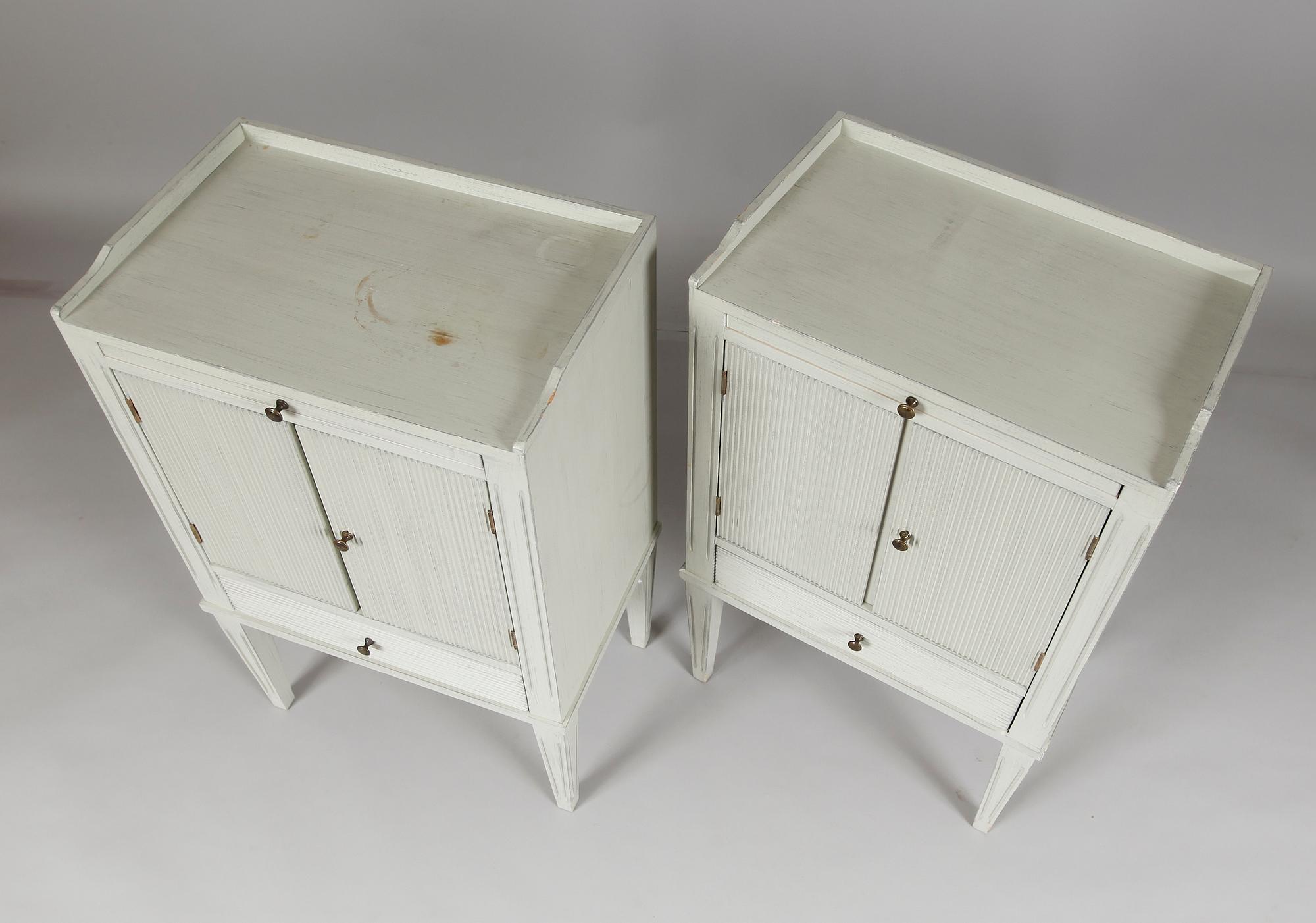 SÄNGBORD, 1 par, gustaviansk stil, 1900-talets andra hälft.