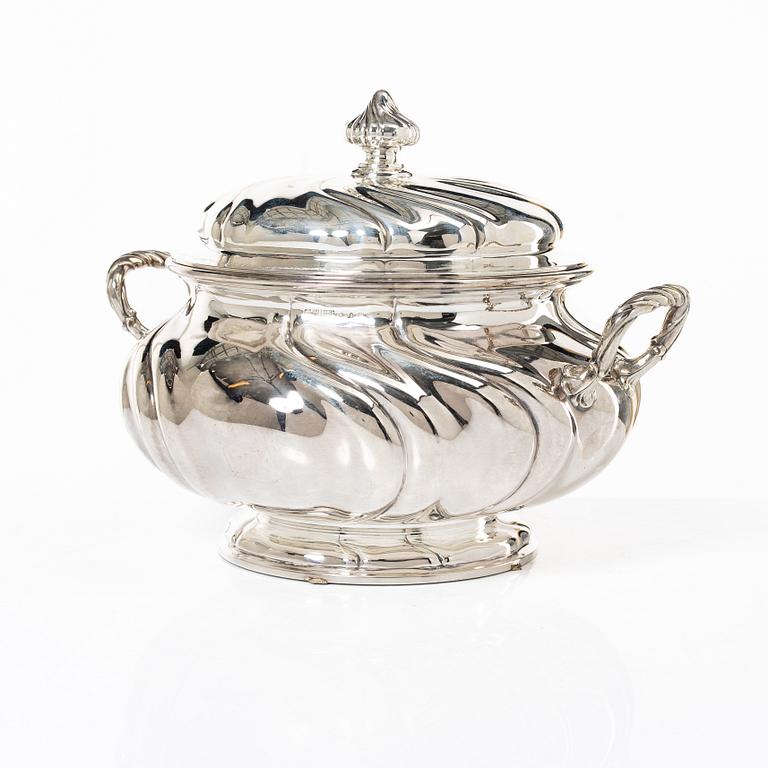 C.G. Hallberg, Terrin med lock, silver, rokokostil, Stockholm 1910.