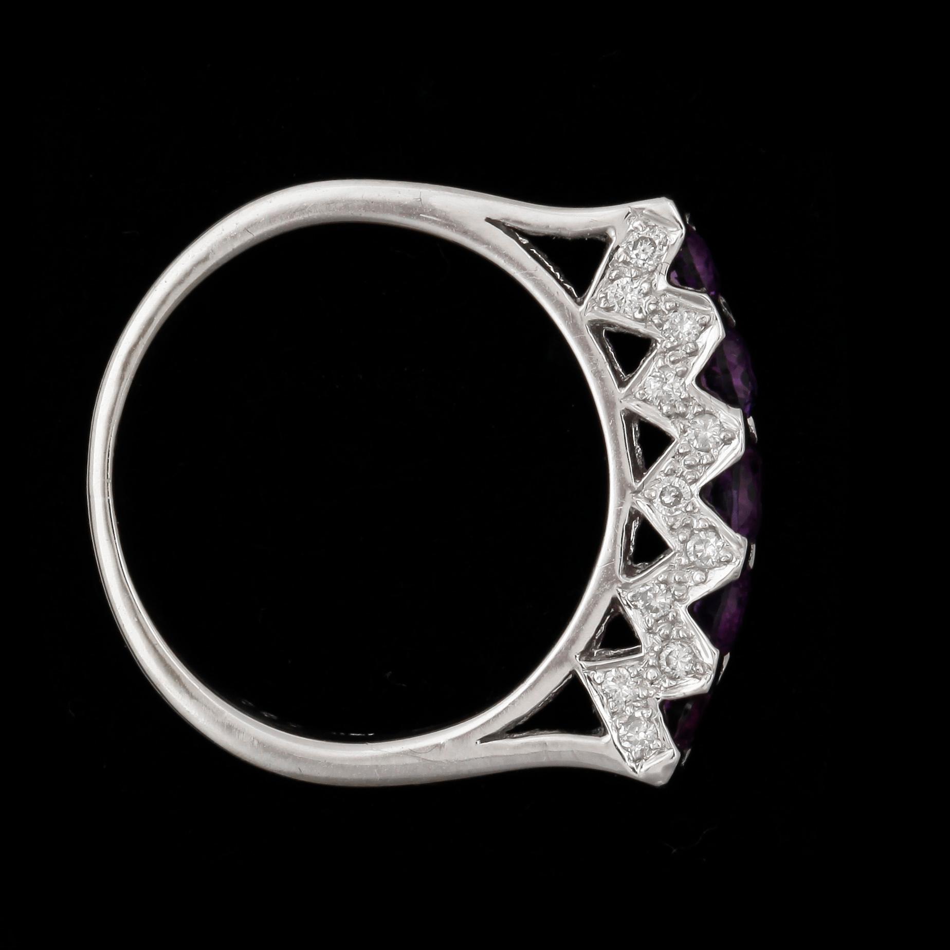 RING, 18k vitguld med 5 briljatnslipade ametister och 22 briljantslipade diamanter, 2000-tal. Vikt 5 g.
