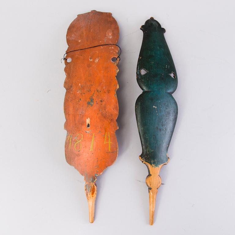 THREE WOODEN PLATES AND TWO WOODEN DISTAFFS 19th century.