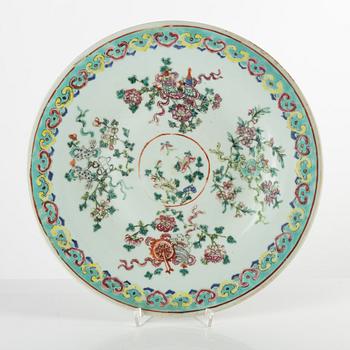 A Chinese famille rose dish, late Qing dynsaty/around 1900.