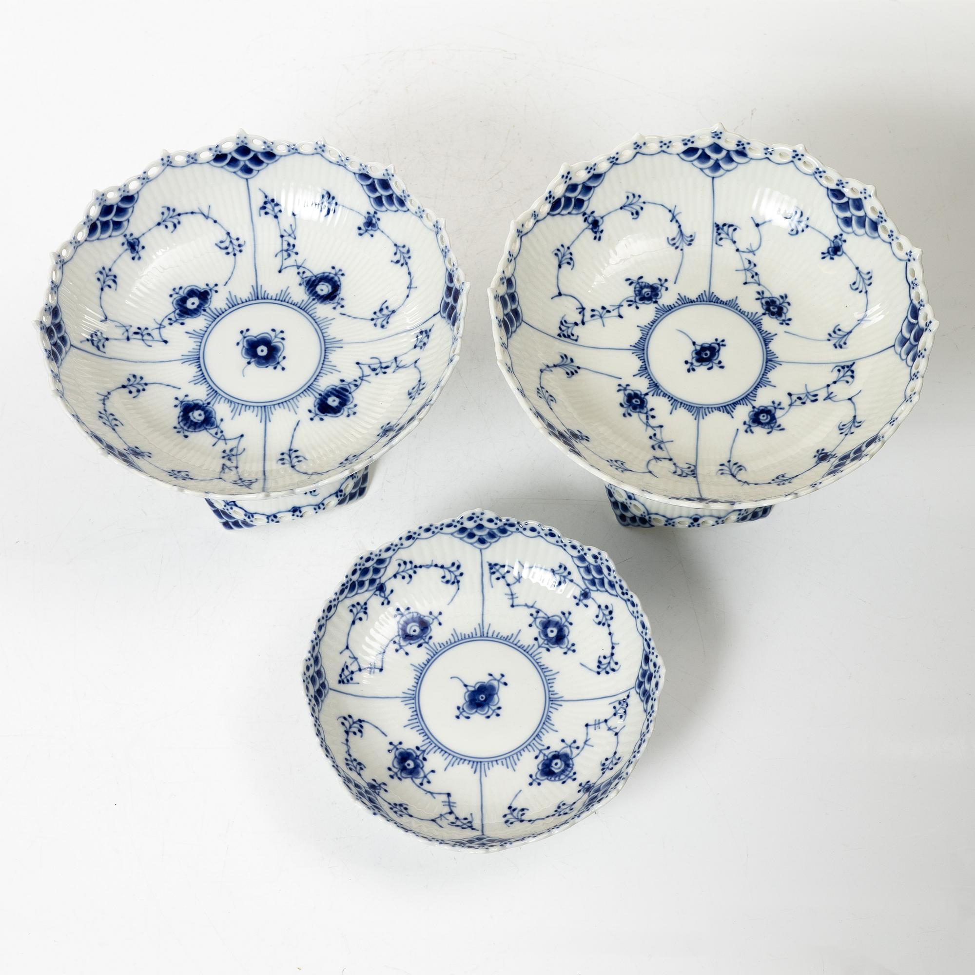 Royal Copenhagen, mockaservis, porslin, 31 delar, "Musselmalet", mestadels helblond.