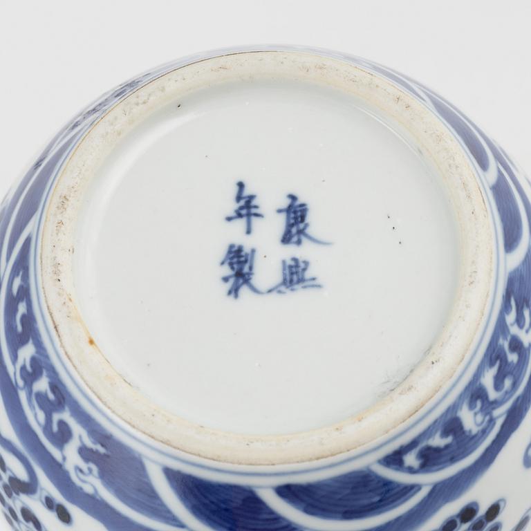 A blue and white dragon vase, late Qing dynasty, circa 1900.