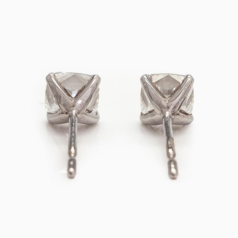 Korvakorut, tyynynmuotoiset briljanttihiotut timantit, yhteensä 1,48 ct, 14K valkokultaa.