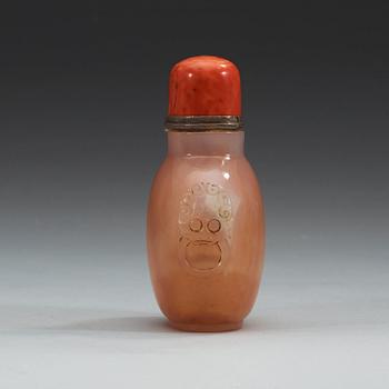 A large presumably agate snuff bottle with coral stopper, Qing dynasty.