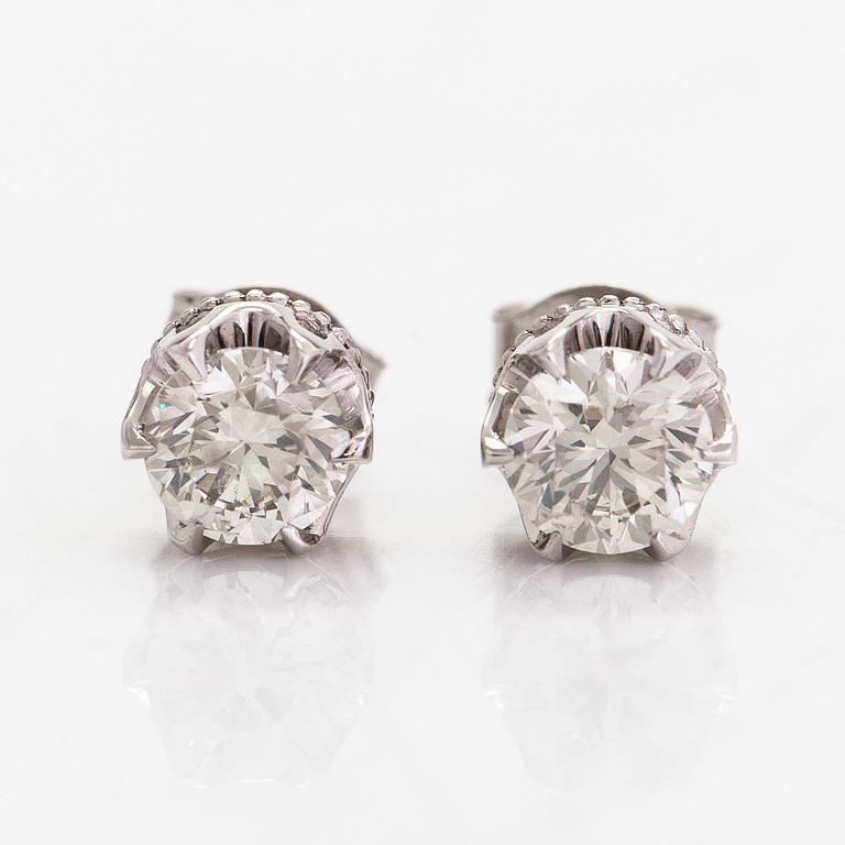 Korvakorut, 14K valkokultaa, briljanttihiotut timantit yhteensä noin 1.00 ct. Mikko Laine, Turku.