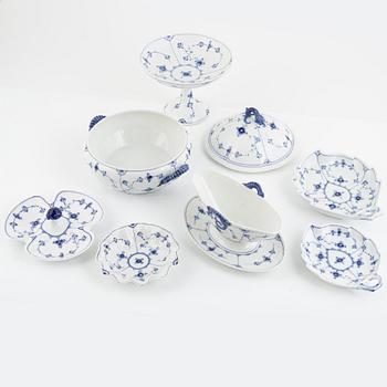 Bing & Gröndahl samt Royal Copenhagen, matservis, 99 delar, porslin, "Musselmalet", Danmark.