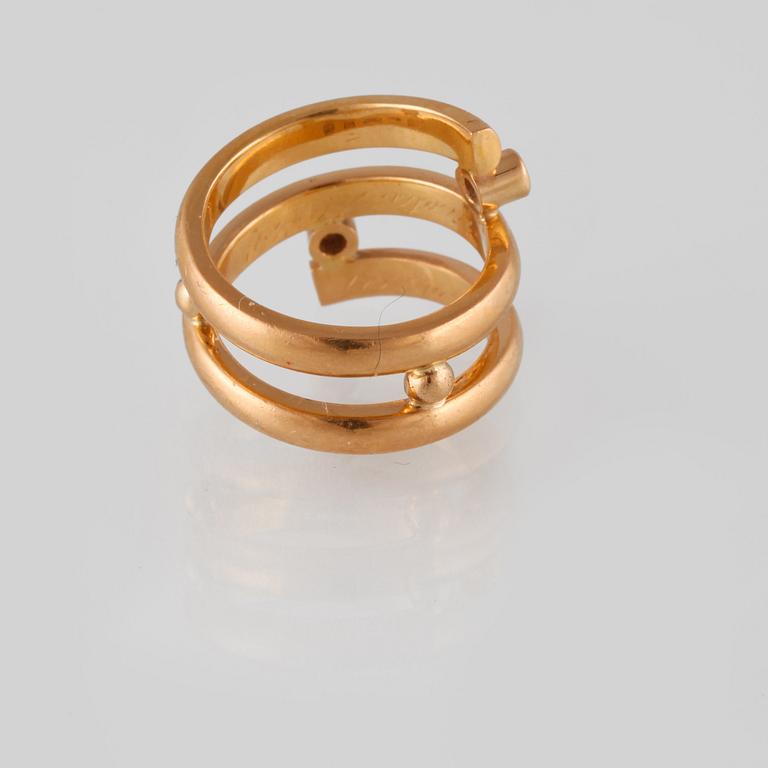 RING, 20K guld med 2 briljantslipade diamanter ca 0.06 ct. Vikt 11,9 gram.