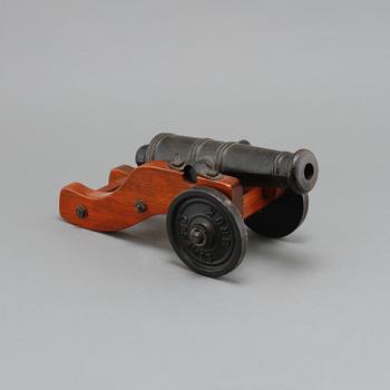 SALUTKANON, gjutjärn, Stafsjö bruk, 1900-talets andra hälft.