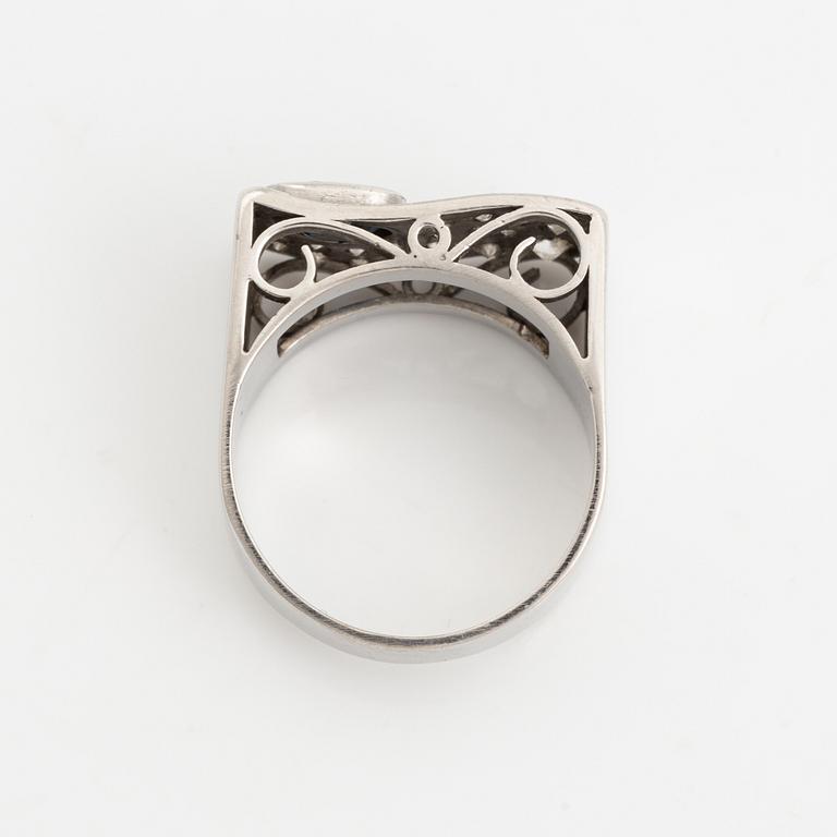 An 18K whit gold ring set with a sapphire and old- and eight-cut diamonds.