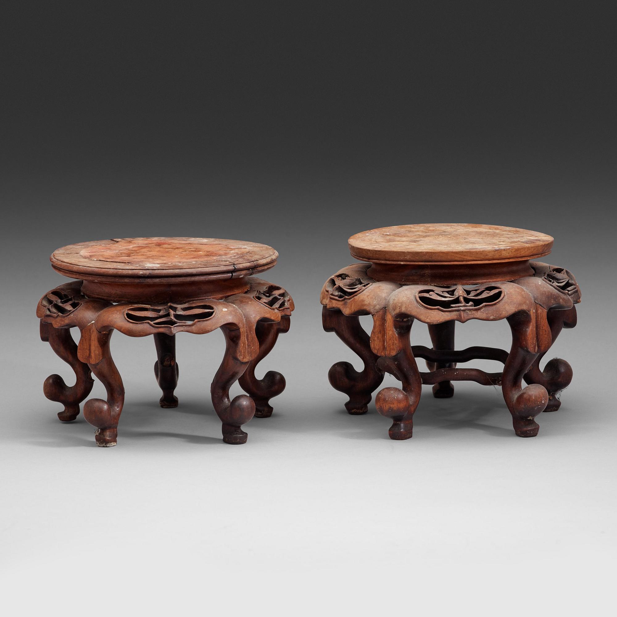 TRÄSTÄLL, två stycken, hardwood. Qingdynastin (1644-1912).