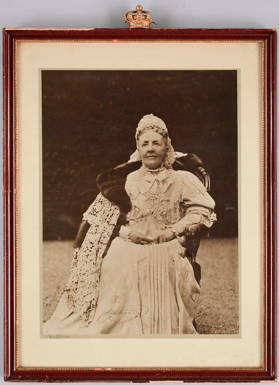 KUNGLIGT FOTOGRAFI, egenhändigt signerat av Drottning Sophia av Sverige, Atelier Florman.