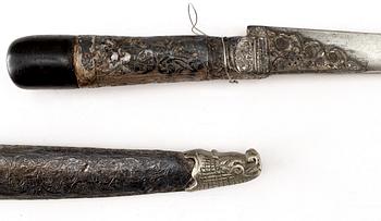 TULWAR samt DOLKAR, 2 st, orientaliska, 1800/1900-tal.